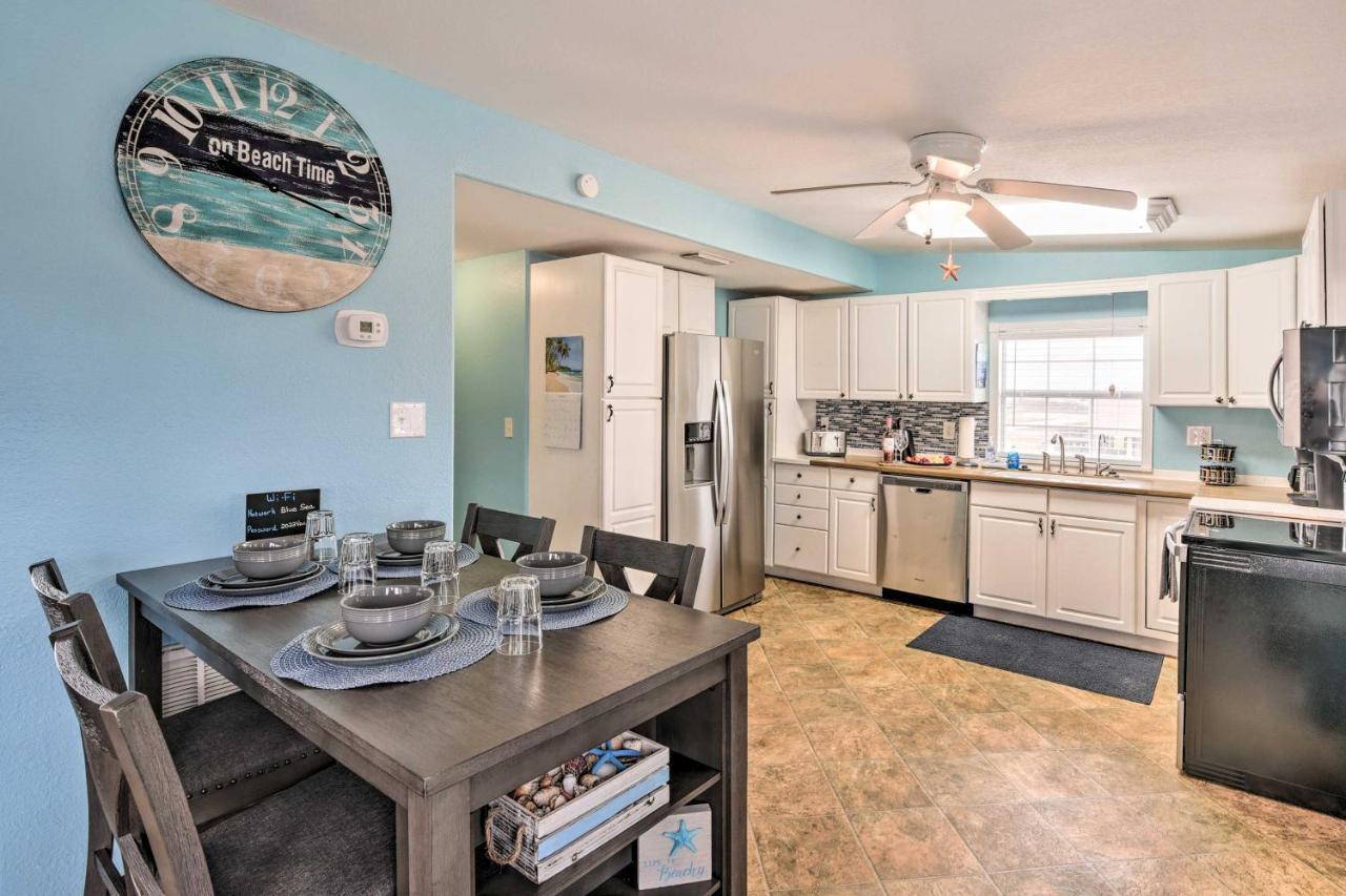 Surfside Beach Gem With Deck - 1 Block To Shore! Фрийпорт Екстериор снимка