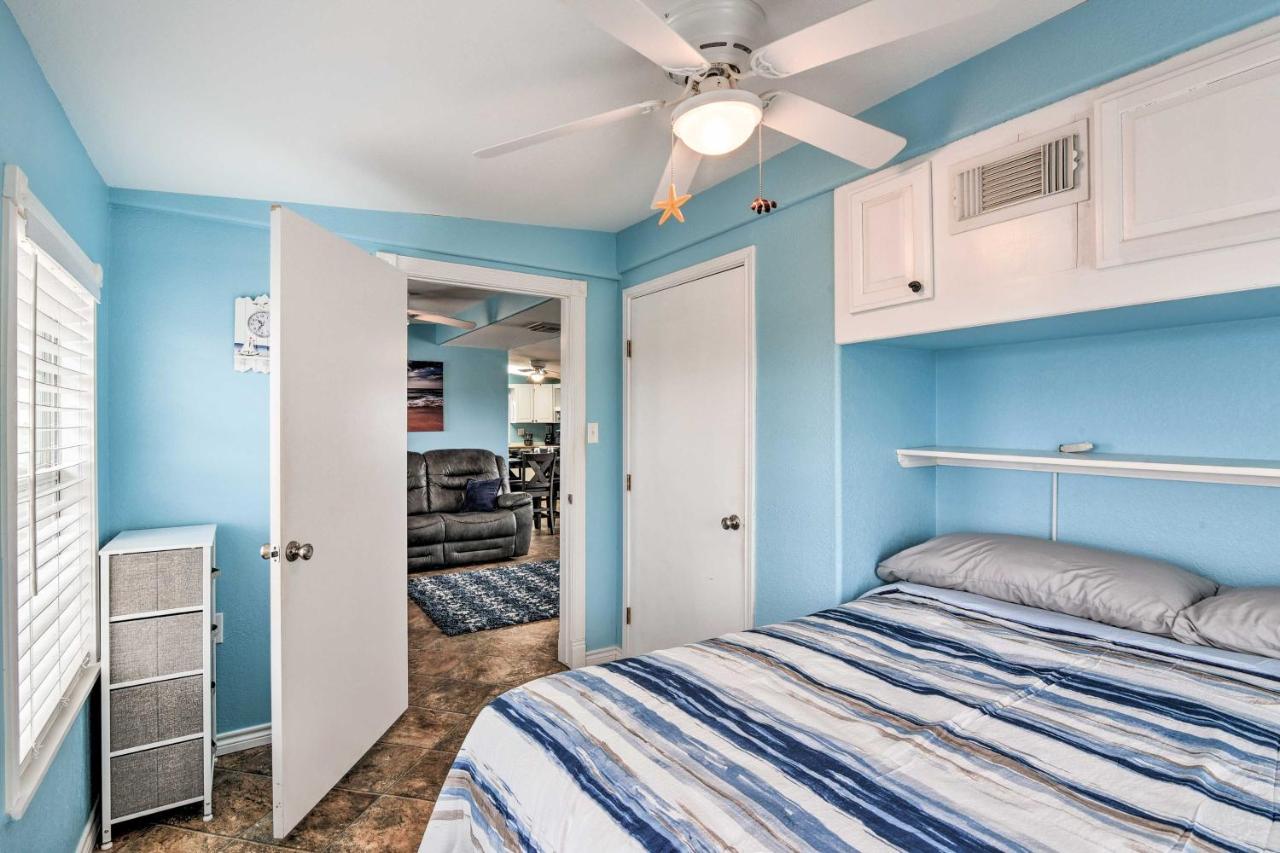 Surfside Beach Gem With Deck - 1 Block To Shore! Фрийпорт Екстериор снимка