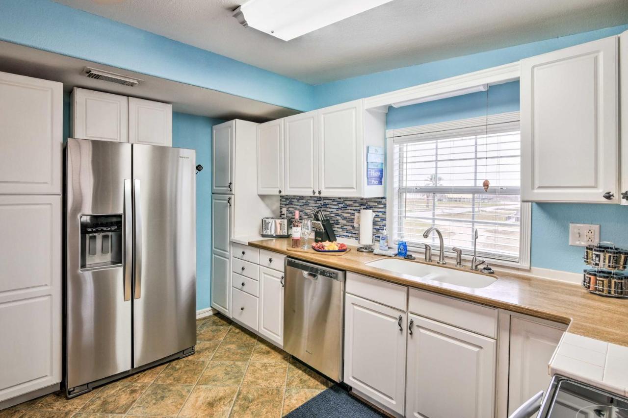 Surfside Beach Gem With Deck - 1 Block To Shore! Фрийпорт Екстериор снимка